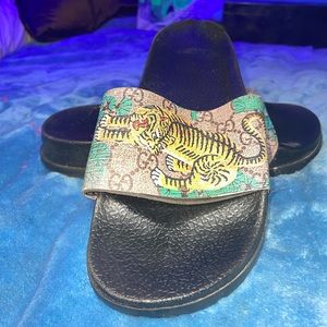 $$ GUCCI $$ LIMITED EDITION TIGER GRAPHIC SANDALS ** STILL LIKE NEW **